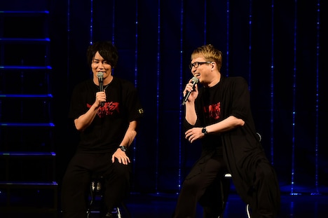 「メガロボクス」ステージの模様。左からジョー役の細谷佳正、勇利役の安元洋貴。(c)高森朝雄・ちばてつや／講談社／メガロボクスプロジェクト