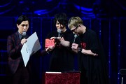 「メガロボクス」ステージの模様。細谷と安元から、岩井にDVDやグッズのプレゼントが。(c)高森朝雄・ちばてつや／講談社／メガロボクスプロジェクト