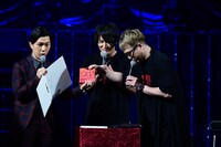 「メガロボクス」ステージの模様。細谷と安元から、岩井にDVDやグッズのプレゼントが。(c)高森朝雄・ちばてつや／講談社／メガロボクスプロジェクト