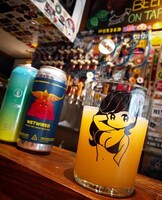 グラスの使用イメージ。このグラスは昨年制作されたもの。