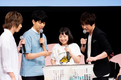 「森ノ宮学園祭 大運動会」でゲームに挑むキャスト陣。