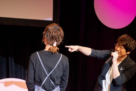 ウサギのヘアゴムで1つに括ったヘアスタイルを披露する前野智昭（左）。