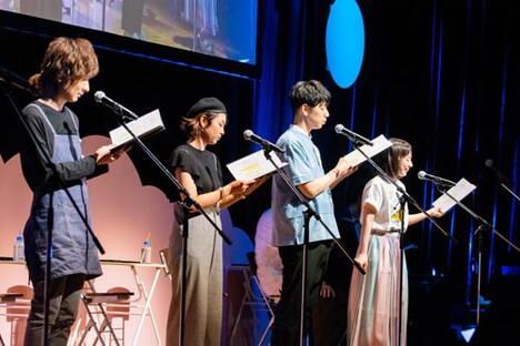 オリジナル朗読劇を披露するキャスト陣。