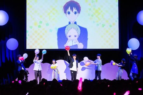 小野大輔が「Endless happy world」を歌い、それに合わせて盛り上げるキャスト陣。