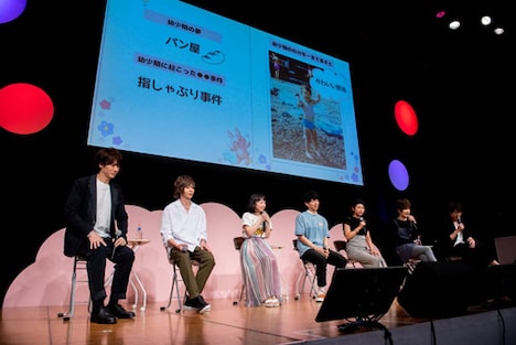子供時代の写真を披露する西山宏太朗。