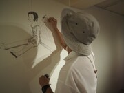 東京会場にてライブペインティングを行う松本大洋。