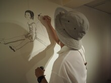 東京会場にてライブペインティングを行う松本大洋。