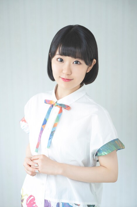 ミス・メルバ役の東山奈央。