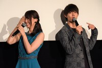 左からアニメ「3D彼女 リアルガール」五十嵐色葉役の芹澤優、映画「3D彼女 リアルガール」筒井光役の佐野勇斗（M!LK）。