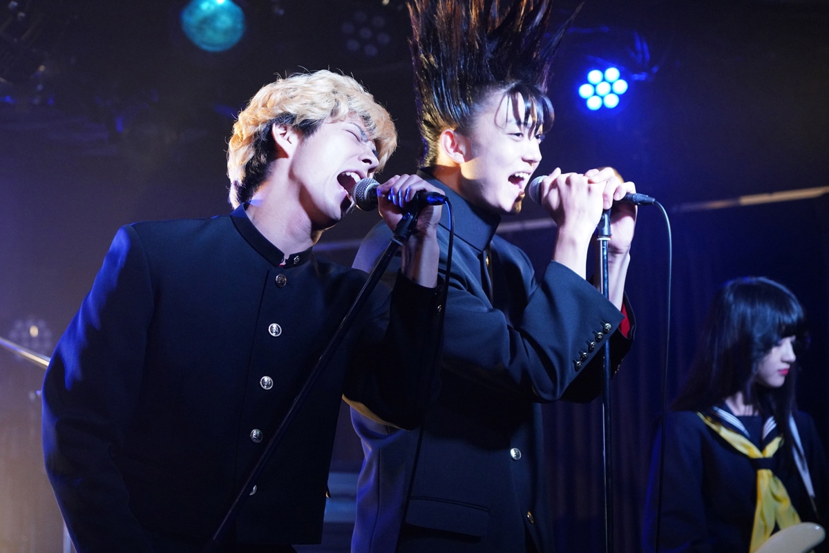 賀来賢人演じる三橋貴志（左）。