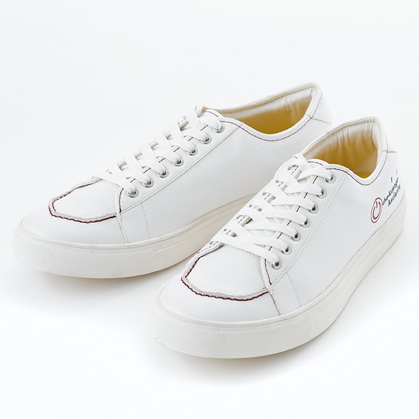 TVアニメ「ノーゲーム・ノーライフ」をモチーフにしたスニーカー。