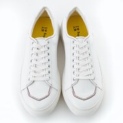 TVアニメ「ノーゲーム・ノーライフ」をモチーフにしたスニーカー。