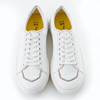 TVアニメ「ノーゲーム・ノーライフ」をモチーフにしたスニーカー。