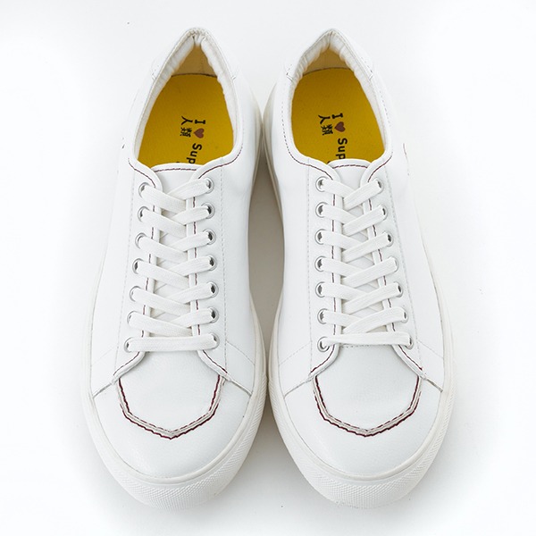 TVアニメ「ノーゲーム・ノーライフ」をモチーフにしたスニーカー。