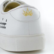 TVアニメ「ノーゲーム・ノーライフ」をモチーフにしたスニーカー。