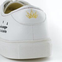 TVアニメ「ノーゲーム・ノーライフ」をモチーフにしたスニーカー。