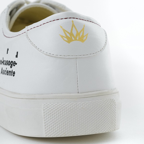 TVアニメ「ノーゲーム・ノーライフ」をモチーフにしたスニーカー。