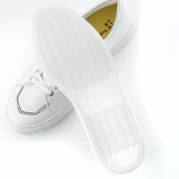 TVアニメ「ノーゲーム・ノーライフ」をモチーフにしたスニーカー。