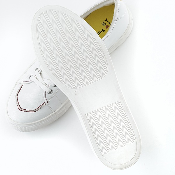 TVアニメ「ノーゲーム・ノーライフ」をモチーフにしたスニーカー。