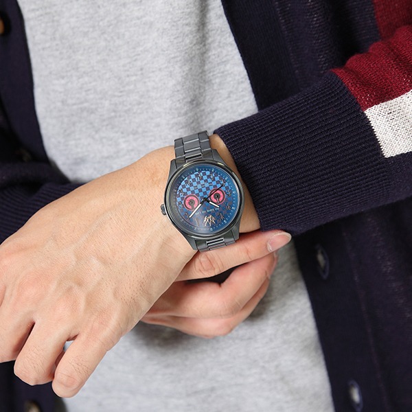 TVアニメ「ノーゲーム・ノーライフ」をモチーフにした腕時計の着用例。