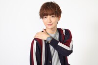 TVアニメ「ノーゲーム・ノーライフ」をモチーフにした腕時計の着用例。