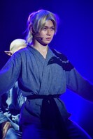 田村心扮する峯明。カメラマン：鏡田伸幸