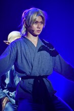 田村心扮する峯明。カメラマン：鏡田伸幸