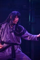 小沼将太扮する桃醍。カメラマン：鏡田伸幸