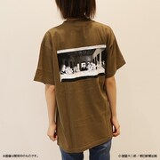 「栞と紙魚子 晩餐Tシャツ」カーキの着用例。