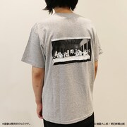 「栞と紙魚子 晩餐Tシャツ」グレーの着用例。