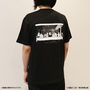 「栞と紙魚子 晩餐Tシャツ」ブラックの着用例。