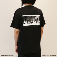 「栞と紙魚子 晩餐Tシャツ」ブラックの着用例。