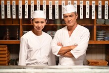 ドラマ「江戸前の旬」より、須賀健太演じる柳葉旬（左）、渡辺裕之演じる柳葉鱒之介（右）。