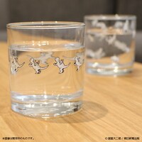 「栞と紙魚子 ムルムルグラスセット」の使用例。