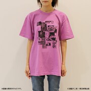 「栞と紙魚子 恐怖Tシャツ」パープルの着用例。
