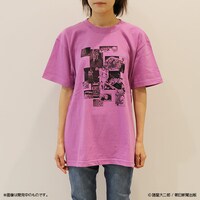 「栞と紙魚子 恐怖Tシャツ」パープルの着用例。