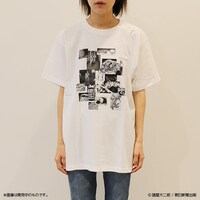 「栞と紙魚子 恐怖Tシャツ」ホワイトの着用例。