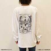 「栞と紙魚子 ボリスロングスリーブTシャツ」ホワイトの着用例。