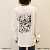 「栞と紙魚子 ボリスロングスリーブTシャツ」ホワイトの着用例。