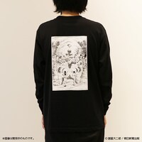 「栞と紙魚子 ボリスロングスリーブTシャツ」ブラックの着用例。