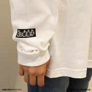 「栞と紙魚子 ボリスロングスリーブTシャツ」の着用例。