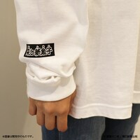 「栞と紙魚子 ボリスロングスリーブTシャツ」の着用例。