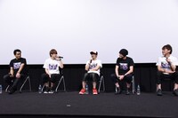 左から三上哲、天崎滉平、鈴木智尋、桂正和、田村一彦プロデューサー。