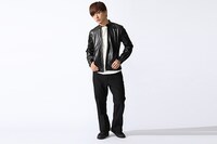 司波達也をモチーフにしたライダースジャケットの着用例。