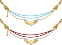 会場で販売される「マント留め風チェーン」。