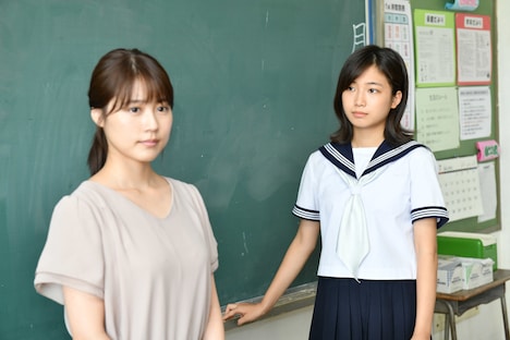 ドラマ「中学聖日記」より、有村架純演じる末永聖（左）、小野莉奈演じる岩崎るな（右）。