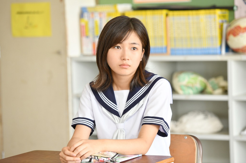 ドラマ「中学聖日記」より、小野莉奈演じる岩崎るな。