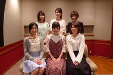TVアニメ「荒野のコトブキ飛行隊」のキャスト。前列左から幸村恵理、鈴代紗弓、仲谷明香。後列左から山村響、瀬戸麻沙美、富田美憂。 (c)荒野のコトブキ飛行隊製作委員会