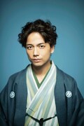 山崎育三郎扮する有楽亭助六（初太郎）。