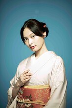 大政絢扮するみよ吉。